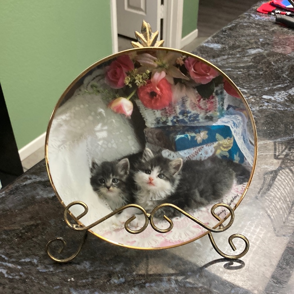 Franklin Mint Porcelain Kitten Plate. Delores Umbridge from Harry Potter.